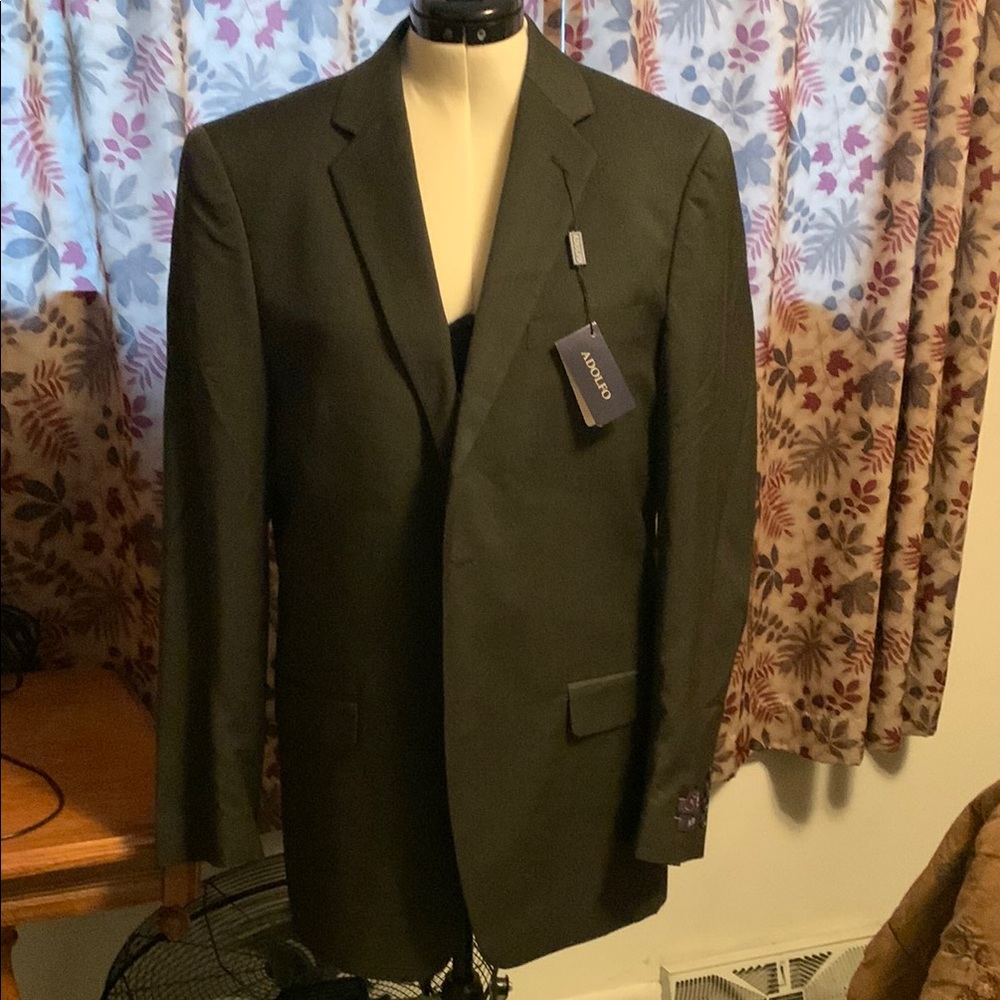 Men's Blazer by Adolfo Brand New with
tags 42 long color is brown neat